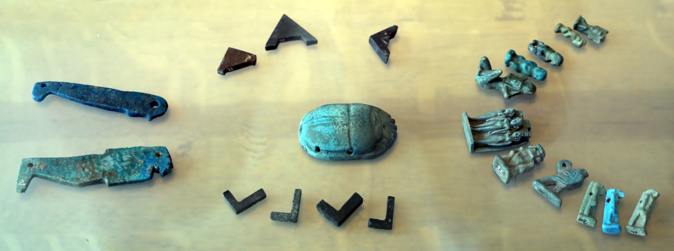 Epoca tolemaica, amuleti in faience, statuette e scarabeo - Sailko