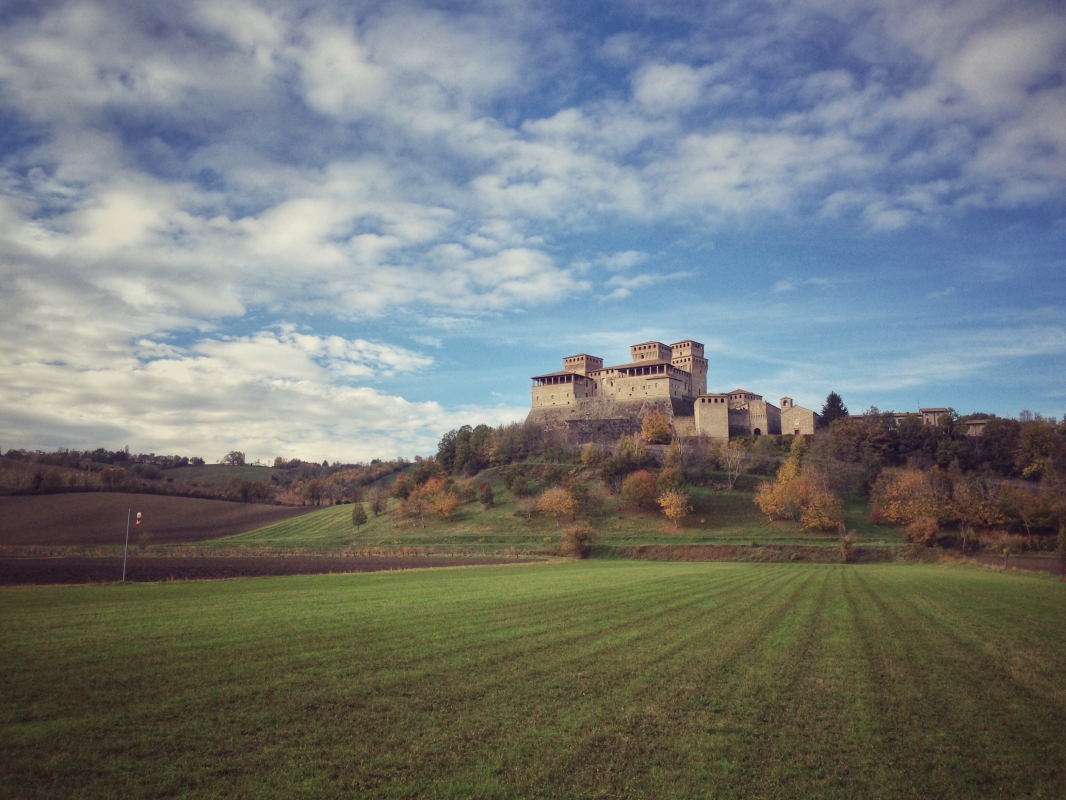 Castello di Torrechiara, campo lungo esterno frontale - Assapora Parma