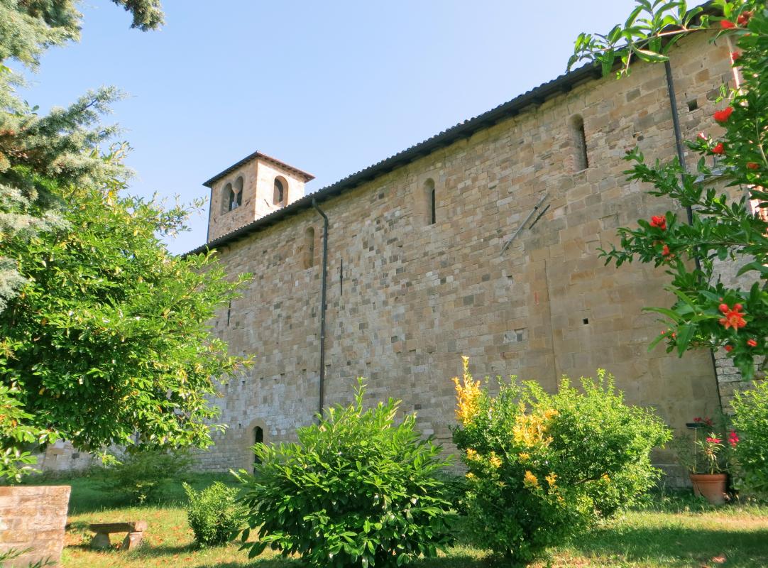 Abbazia di San Basilide (San Michele Cavana, Lesignano de' Bagni) - lato nord della chiesa dei Santi Pietro e Paolo 2 2019-06-26 - Parma1983