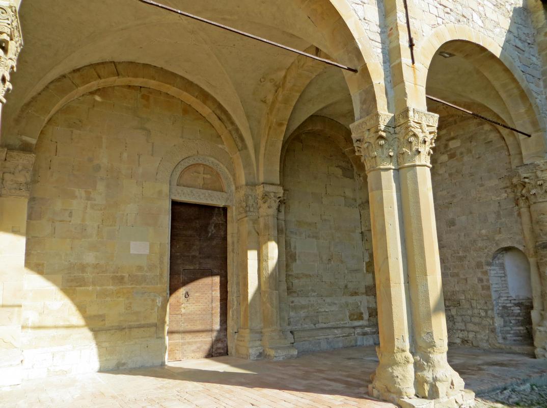 Abbazia di San Basilide (San Michele Cavana, Lesignano de' Bagni) - nartece della chiesa dei Santi Pietro e Paolo 2019-06-26 - Parma1983