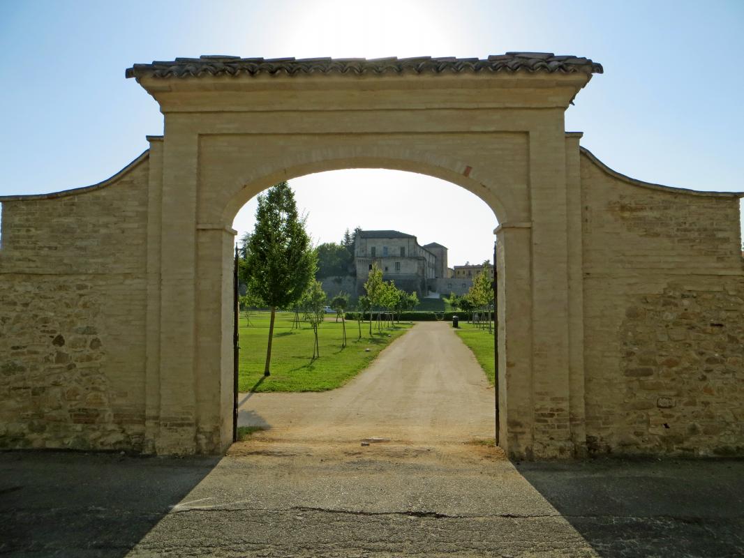 Rocca Sanvitale (Sala Baganza) - arco di accesso est al Giardino del Melograno 2019-06-25 - Parma1983
