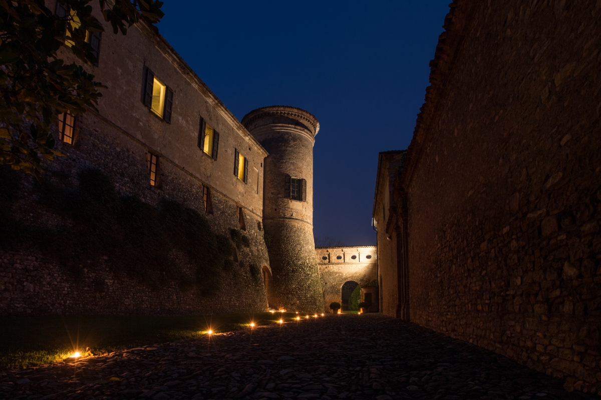 Castello di Scipione dei Marchesi Pallavicino - Cortile d'onore in notturna - Foto Bocelli - Castello di Scipione