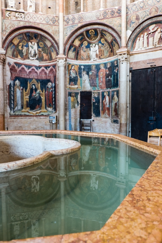 Battistero di Parma, dettaglio del fonte battesimale - ENIT SpA