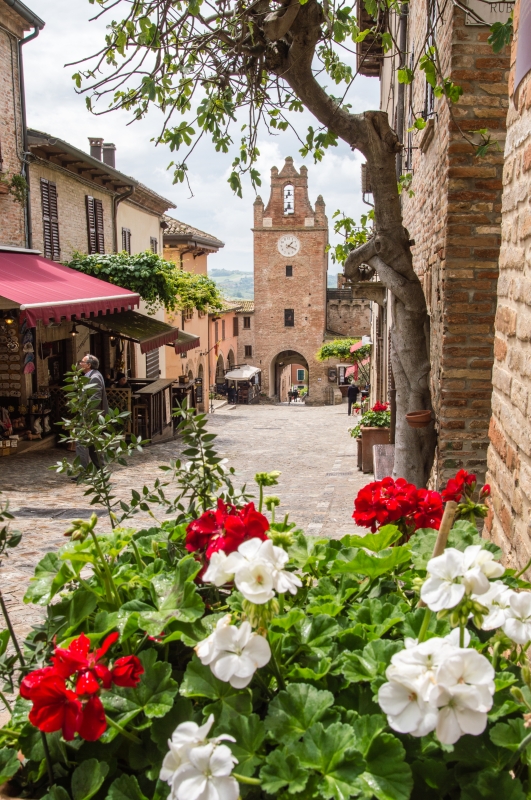 Gradara, via Umberto I; at the end of the street the Clock Tower - ENIT SpA