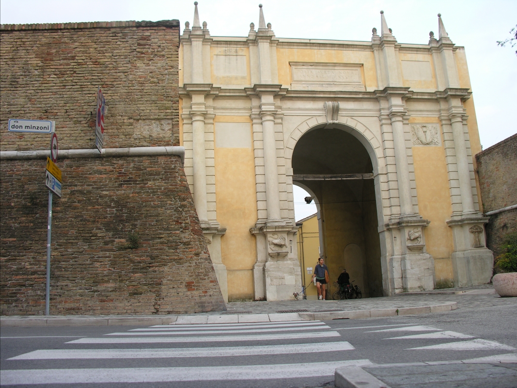 Porta adriana, la facciata con le vecchia mura - Montanarigiorgio