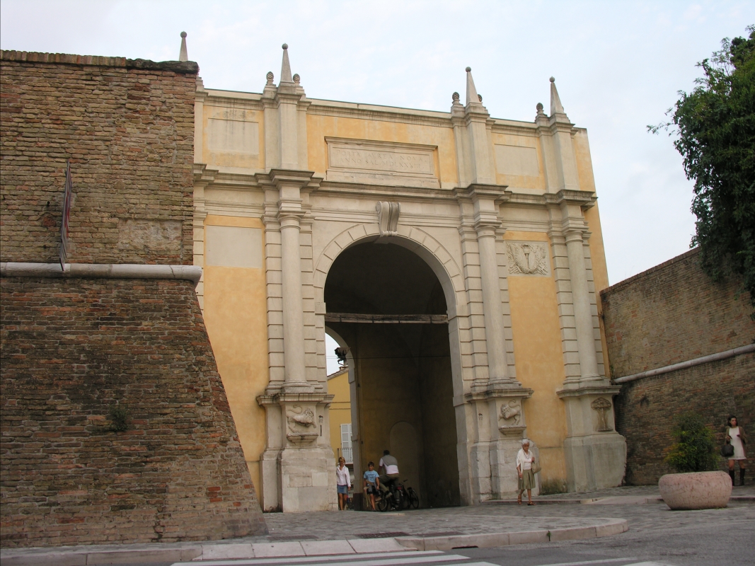 Porta adriana la facciata con le vecchie mura del centro - Montanarigiorgio