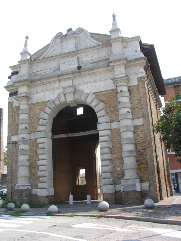 Porta serrata facciata principale - Montanarigiorgio