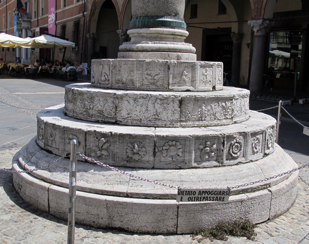 Ravenna, piazza del popolo, colonne di pietro lombardo, 1483, 01 - Sailko