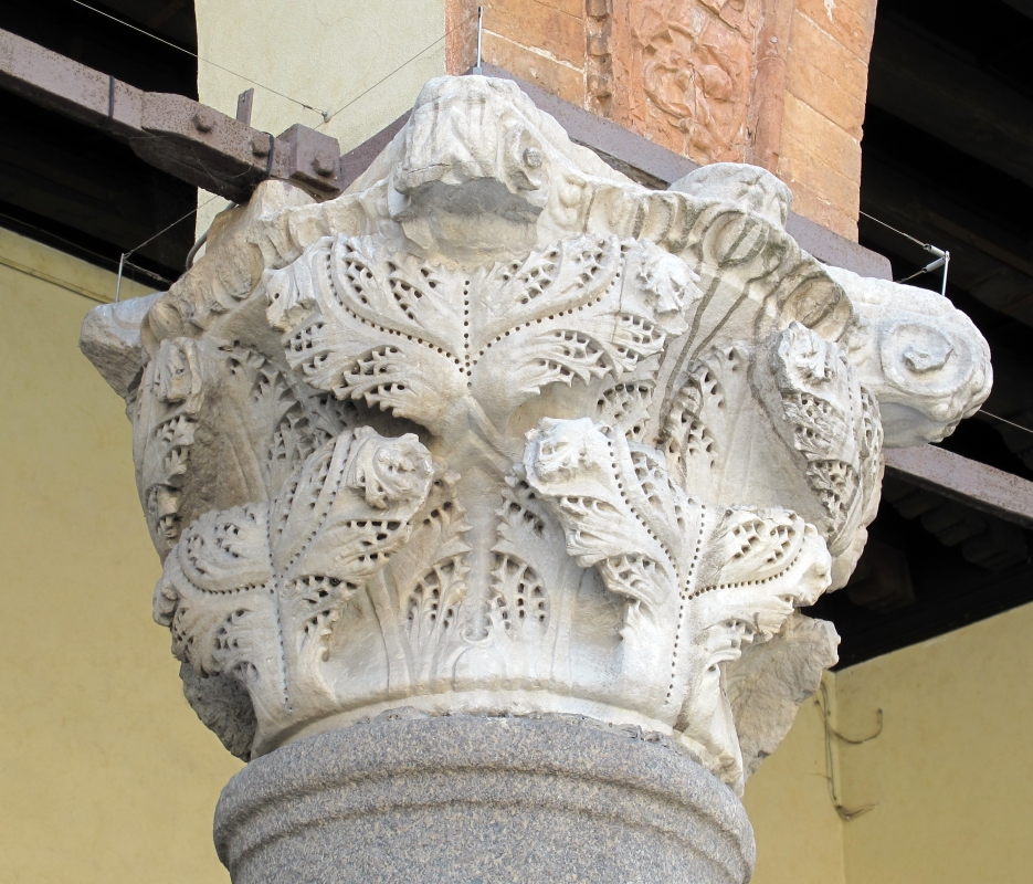Ravenna, piazza del popolo, loggia nova, capitelli del tempo di teodorico 02 - Sailko