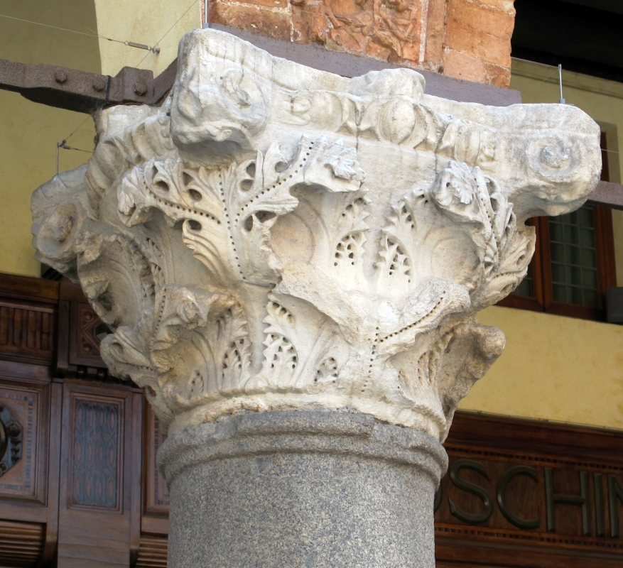 Ravenna, piazza del popolo, loggia nova, capitelli del tempo di teodorico 01 - Sailko