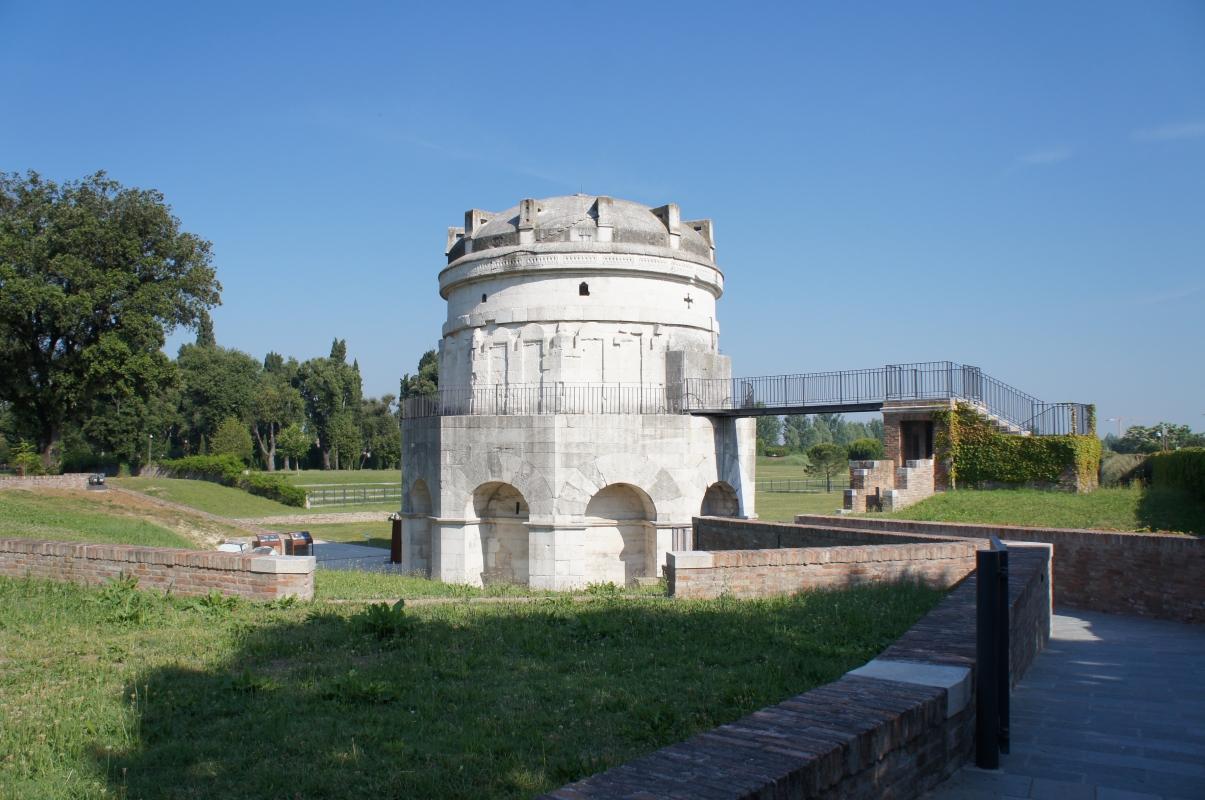 Mausoleum of Theodoric (Ravenna) 08 - Superchilum