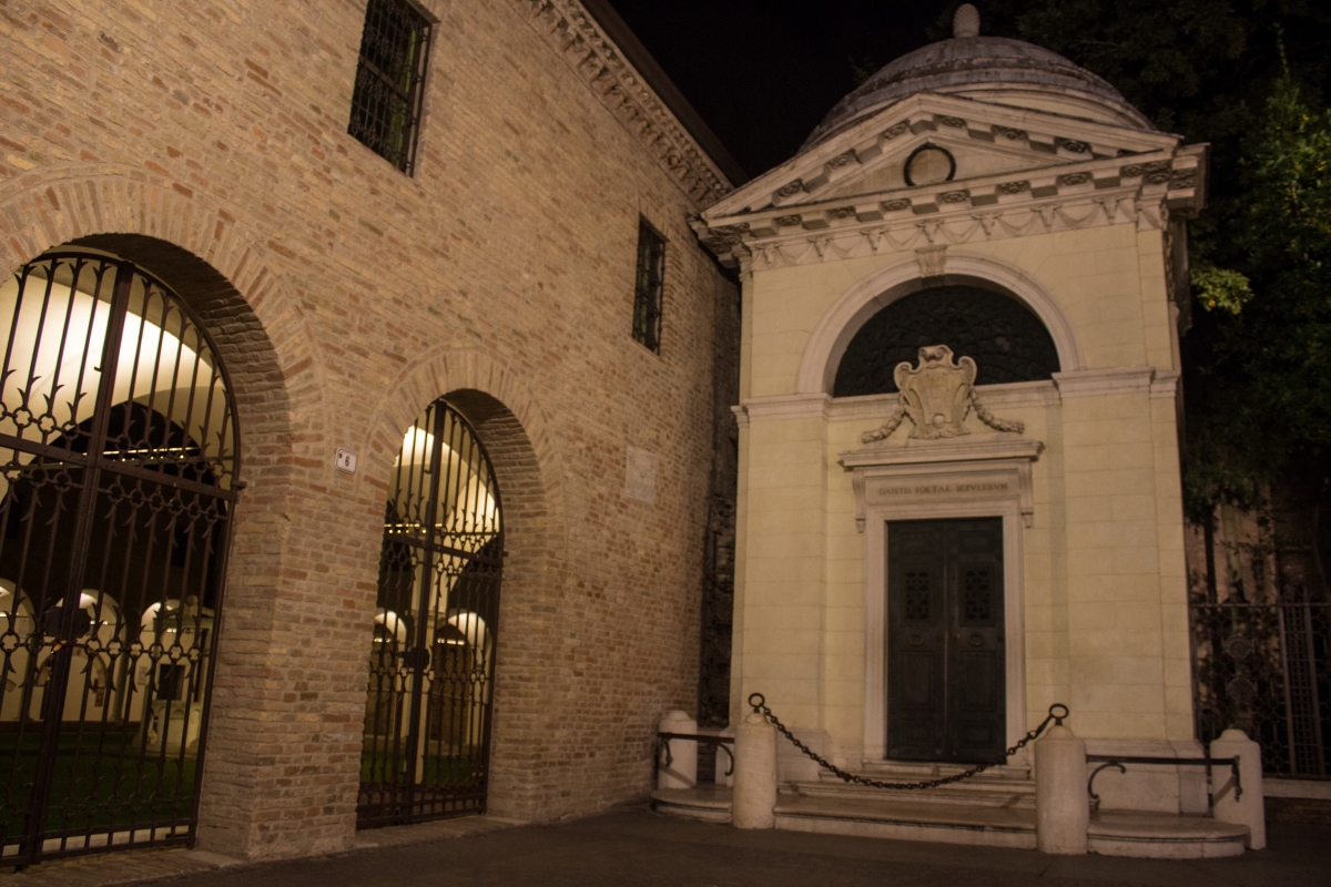 Tomba di Dante e ingresso a Chiostro Francescano - Matt.giocoliere