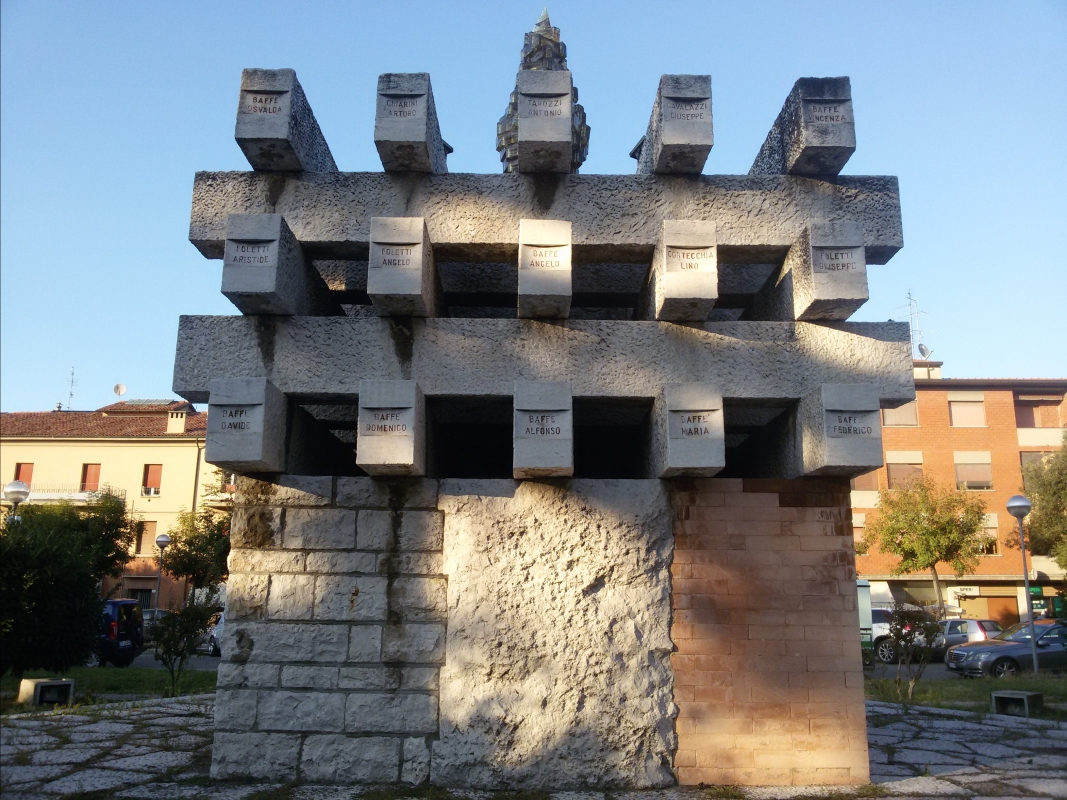 Monumento ai Caduti di Piazza Umberto Ricci - Massa Lombarda 03 - Stivaletti