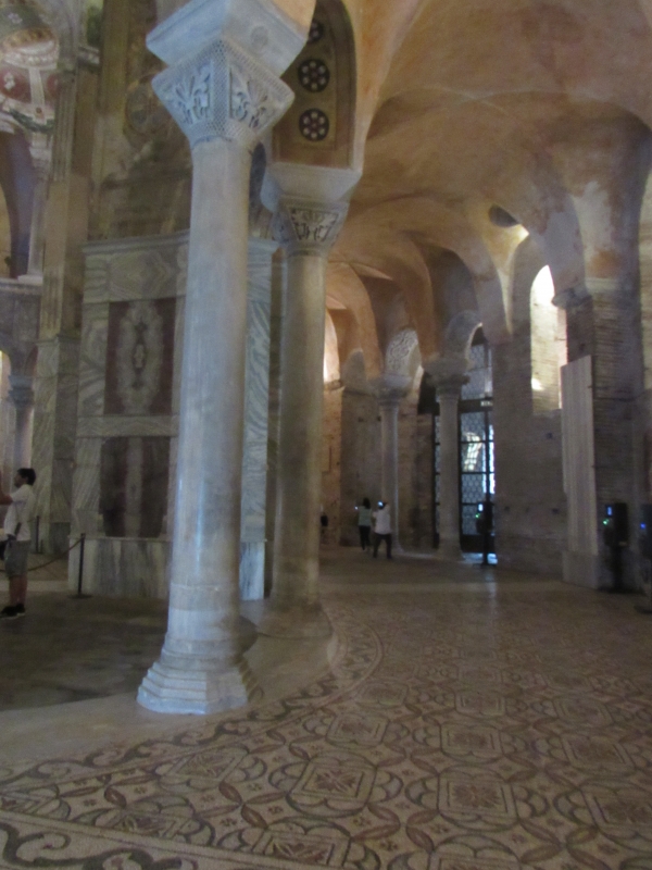 Parte dell'interno della Basilica di San Vitale - Lorenza Tuccio