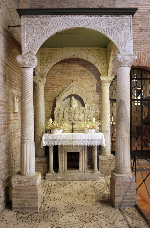 Sant'apollinare in classe, interno, altare di s. felicola con ciborio di s. eleucadio (810 ca.) - Sailko