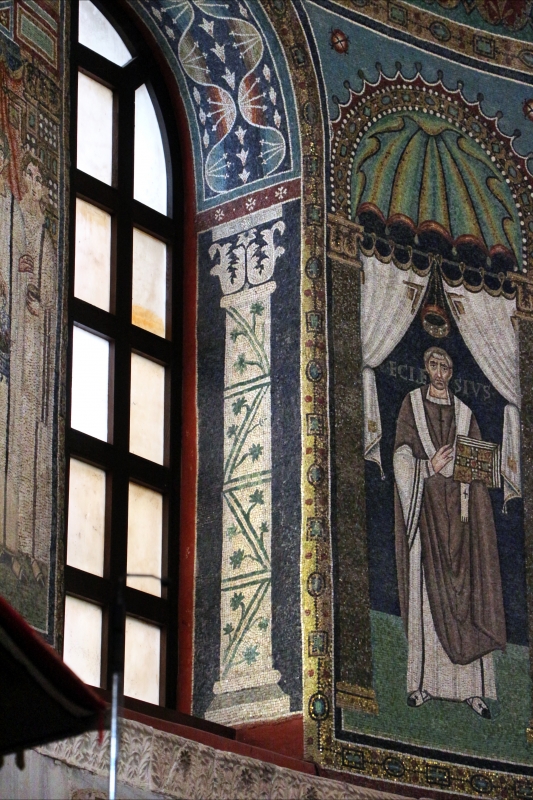 Sant'apollinare in classe, mosaici del catino, colonne negli sguanci, 550 ca. 02 - Sailko