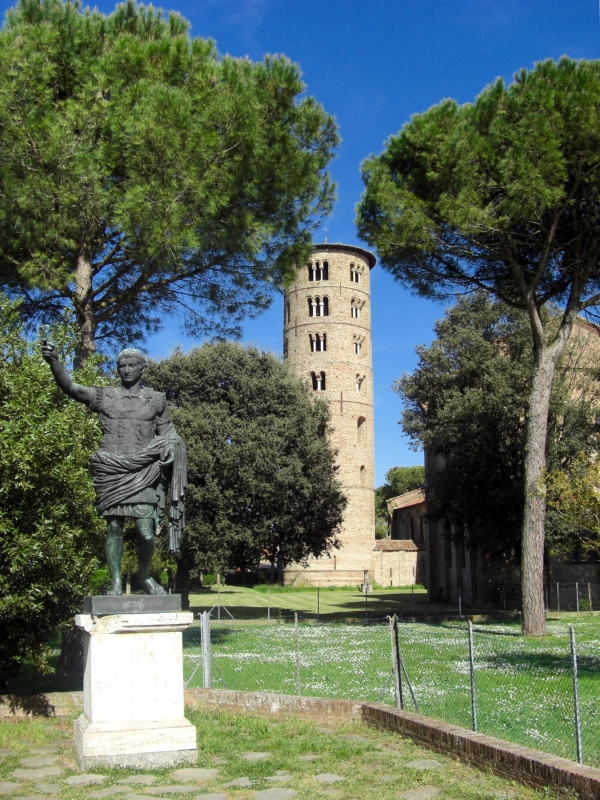Campanile di Sant'Apollinare in Classe e monumento a Giulio Cesare - Clawsb