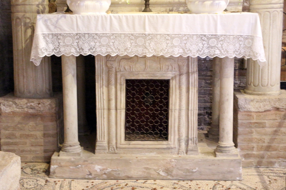 Sant'apollinare in classe, interno, altare di s. felicola con ciborio di s. eleucadio (810 ca.), altare del VII secolo - Sailko