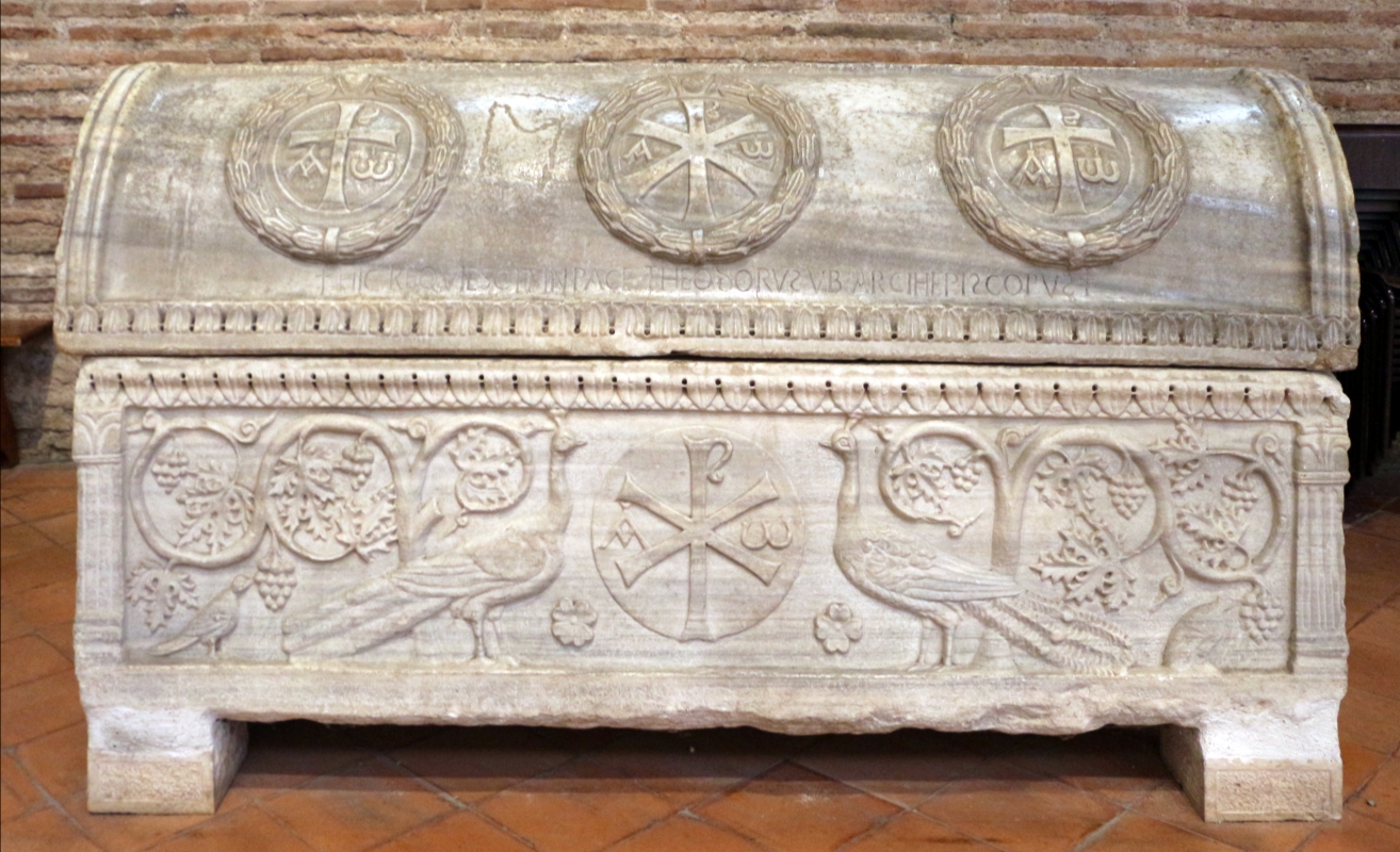 Sant'apollinare in classe, interno, sarcofagi ravennati del V secolo ca. 06 pavoni, colombe e tralci di vite, usato per il vescovo tedoro nel 693 - Sailko
