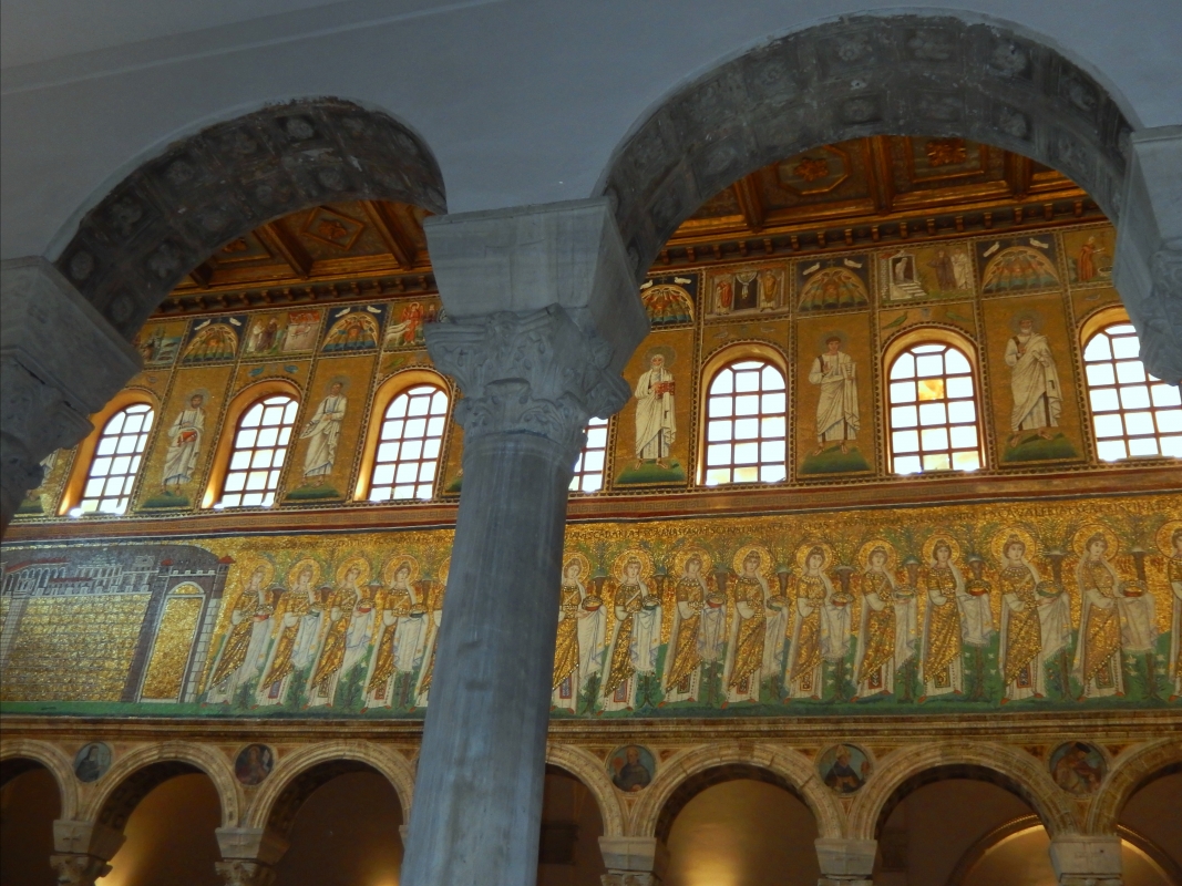 I mosaici dorati tra grigie colonne - Sofia Pan