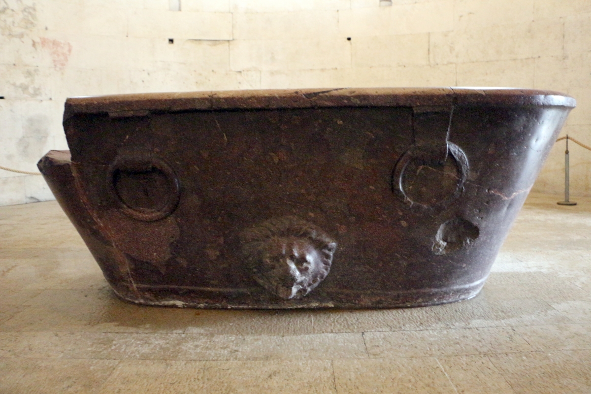 Mausoleo di teodorico, interno, camera superiore, sarcofago di teodorico, in porfido, 520 dc ca. 03 - Sailko