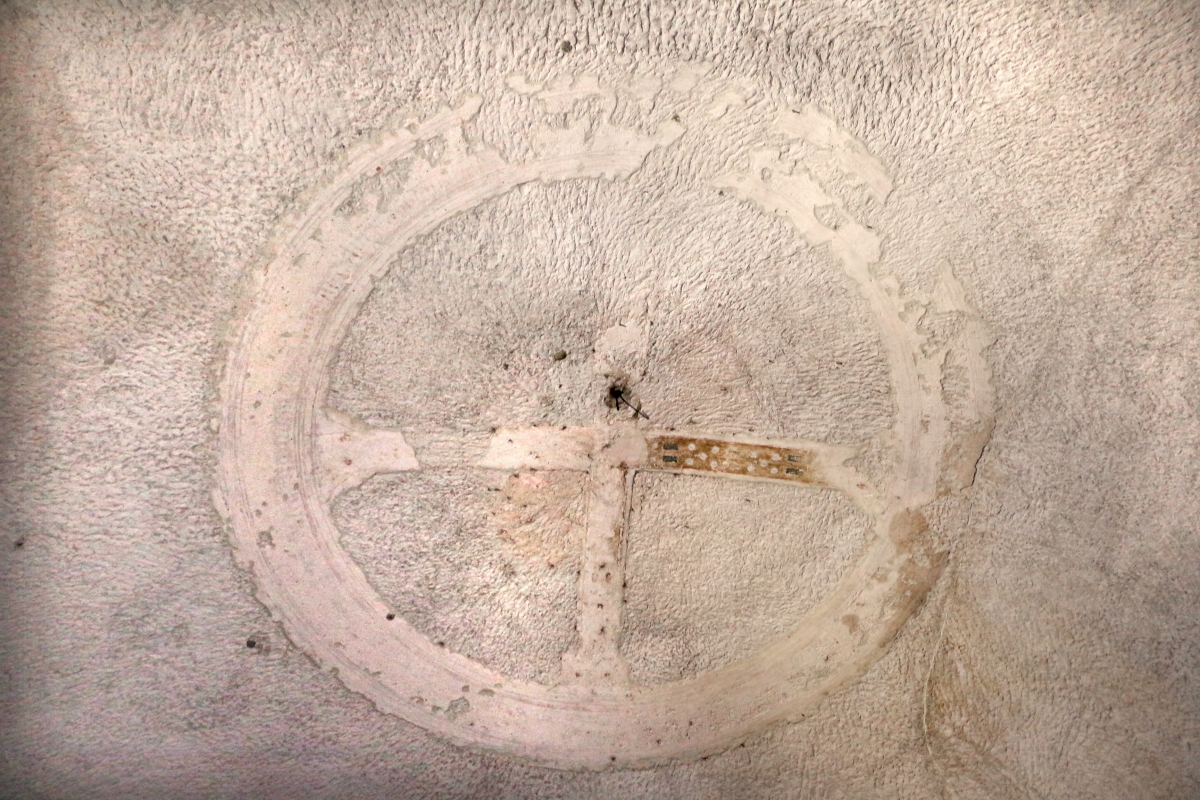 Mausoleo di teodorico, interno, camera superiore, croce gemmata sulla volta 01 - Sailko