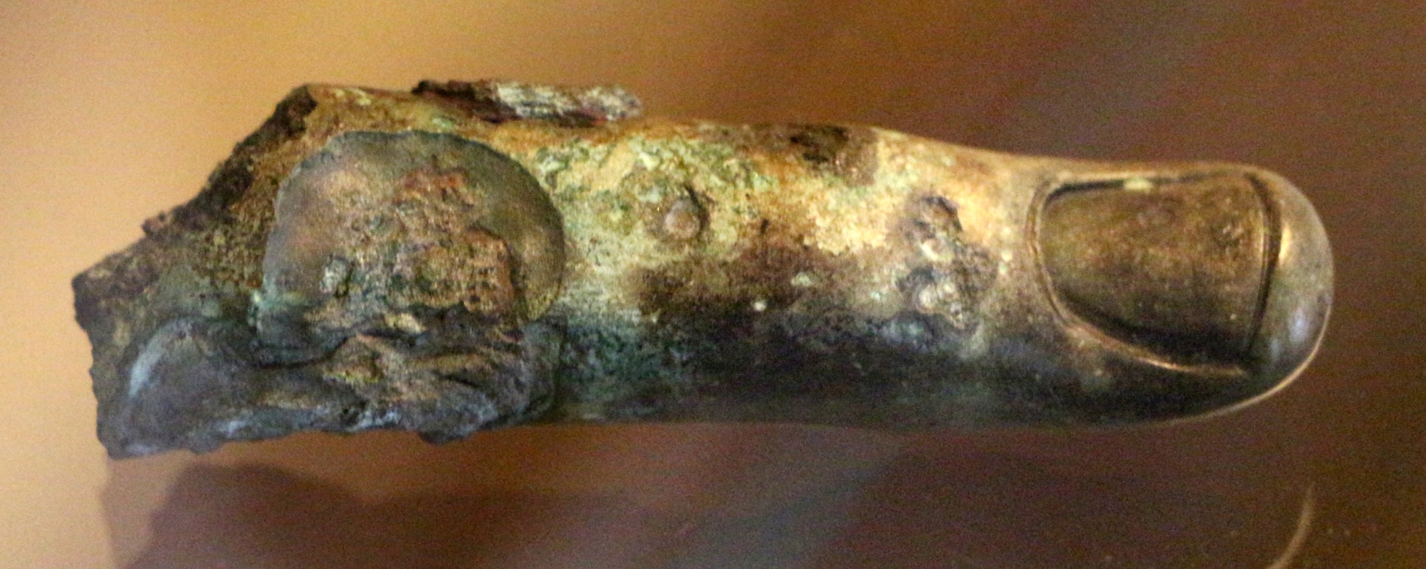 Dito di statua in bronzo, dalla zona del palazzo di teodorico, V-VI secolo - Sailko