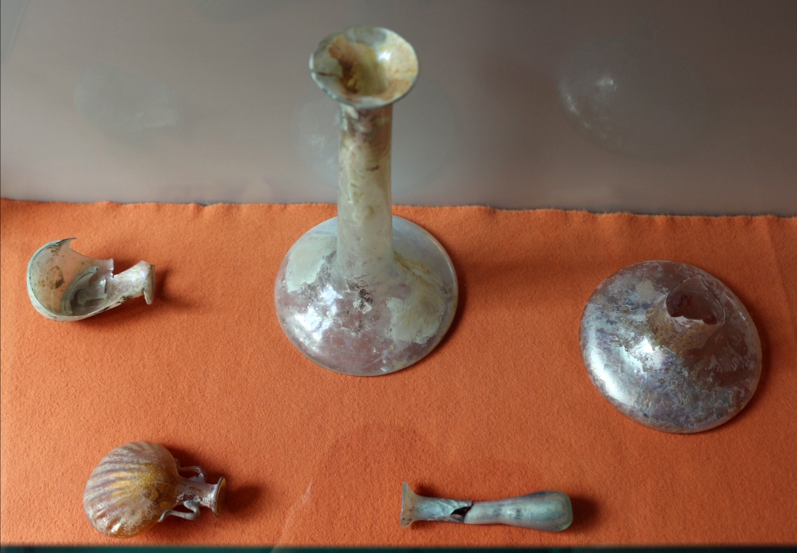 Bottiglie e balsamari in vetro, II-III secolo ca - Sailko