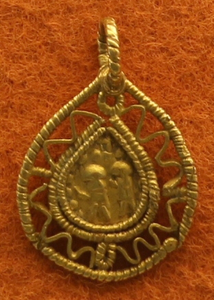 Ciondolo a goccia con due figure e una croce, dalla darsena, VI-VII secolo - Sailko