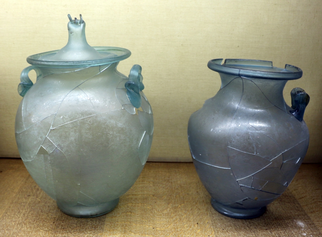 Materiali da necropoli di s. martino in gattara, tomba 10, olle in vetro - Sailko