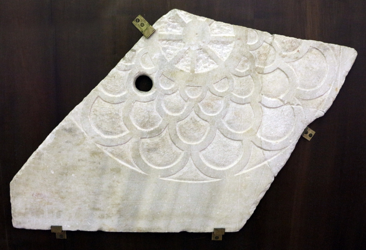 Frammento di pluteo con ruota centrale e squame concentriche, dal palazzo di teodorico, V secolo - Sailko