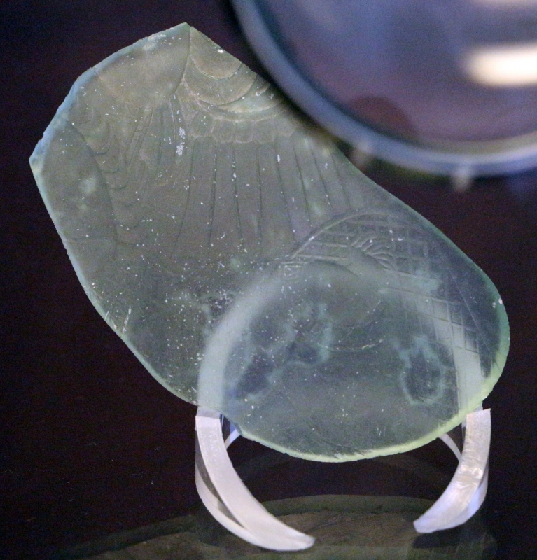 Frammento di piatto in vetro inciso con pesronaggio in abiti militari e cavallo bardato, IV-V secolo - Sailko