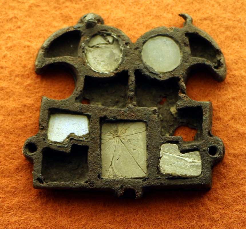 Placca bronzea con due teste divergenti di rapaci, 490 dc ca - Sailko