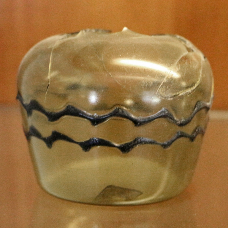 Vaso frammentario in vetro verdognolo con nastri decorativi blu, 390-410 dc ca. 01 da necropoli della marabina - Sailko
