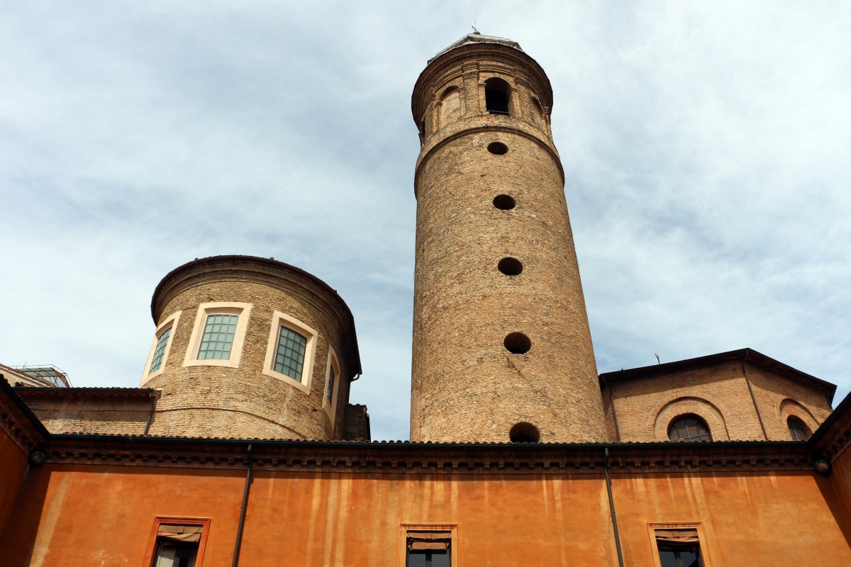Ravenna, san vitale, primo chiostro, veduta sul campanile - Sailko
