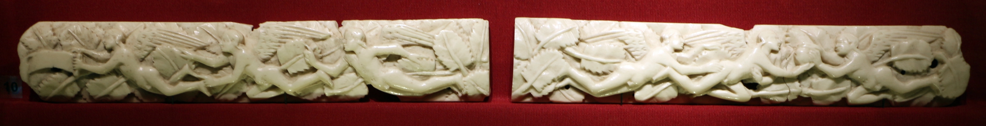 Bottega di baldassarre degli embriachi, due lastre con geni alati, osso, 1390-1410 ca - Sailko