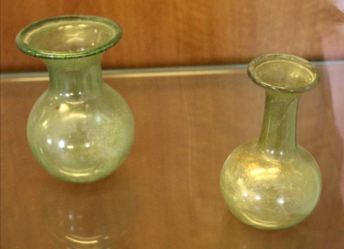 Due fiaschette in vetro verde oliva con orlo del collo rivoltato all'esterno, III secolo - Sailko