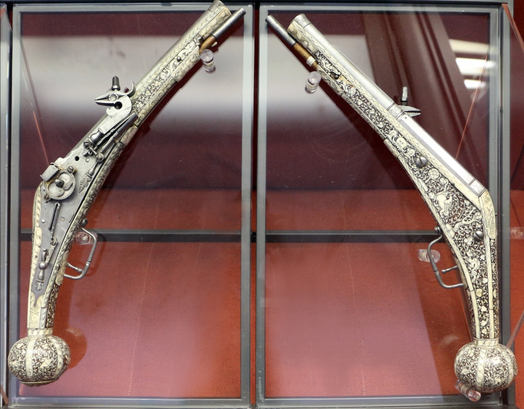 Augusta, coppia di pistole a ruota in acciaio, legno di noce, osso, bronzo dorato e ferro, 1590 ca - Sailko
