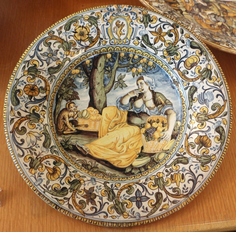 Castelli, piatto, 1650-1700 ca. fruttivendola e scimmia - Sailko