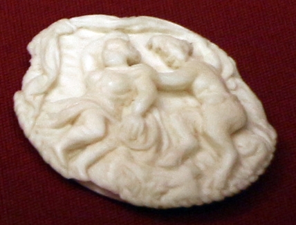Dieppe (attr.), coperchio di scatoletta in avorio con satiro che afferra una ninfa, xvii secolo - Sailko