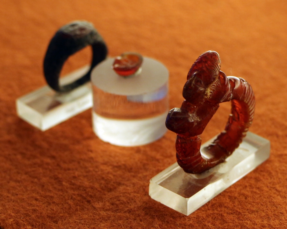 Produizione di aquileia, anello in ambra con bustino femminile, 90 dc ca. e anello in bronzo con corniola e due pesci, 390-410 dc ca - Sailko