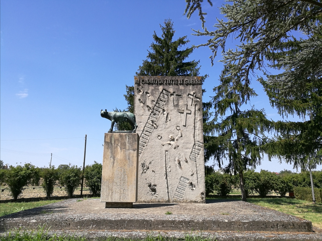 Monumento ai caduti 1, all'esterno del cimitero monumentale di Massa Lombarda - Drake9996