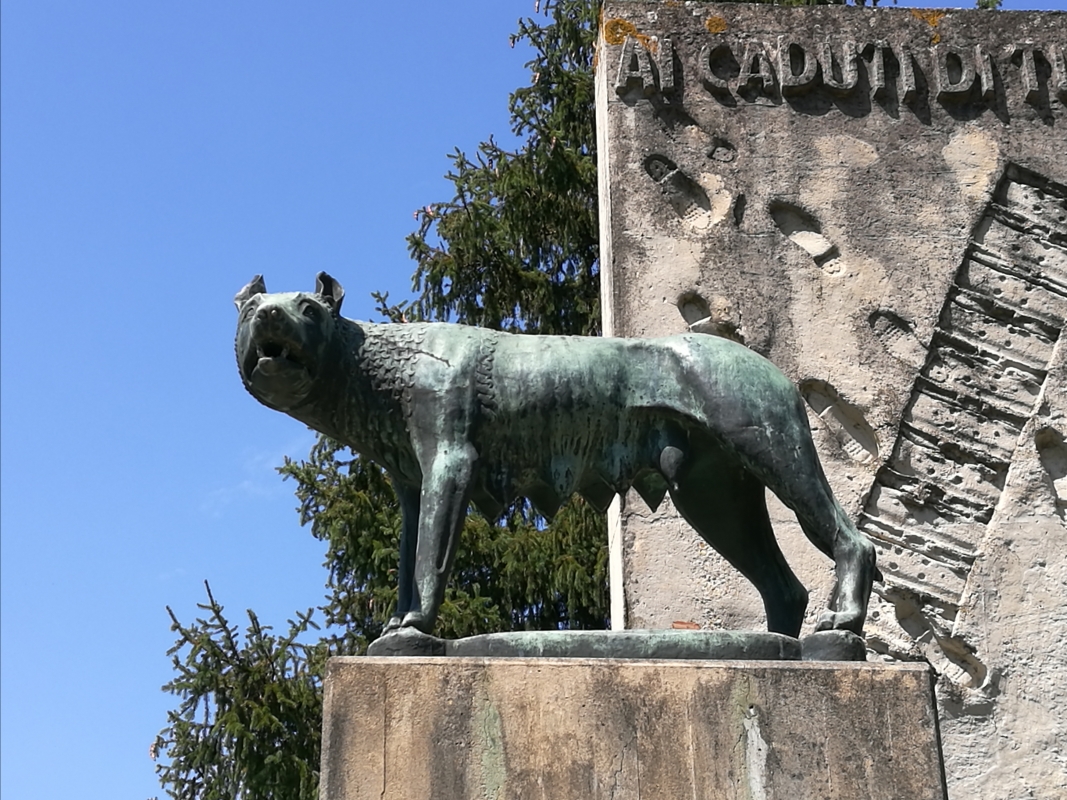 Monumento ai caduti 3, all'esterno del cimitero monumentale di Massa Lombarda - Drake9996