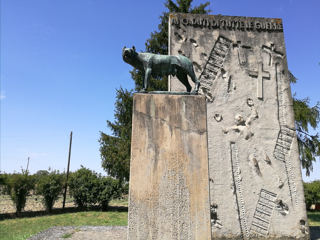 Monumento ai caduti 2, all'esterno del cimitero monumentale di Massa Lombarda - Drake9996