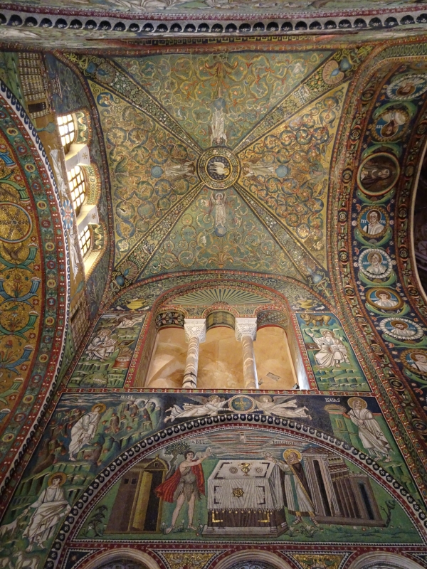 Gli splendidi interni mosaicati - Lisavit