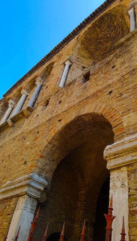 Chiesa di San Salvatore ad Chalchis cosiddetto Palazzo di Teodorico facciata dal basso verso l'alto - Opi1010