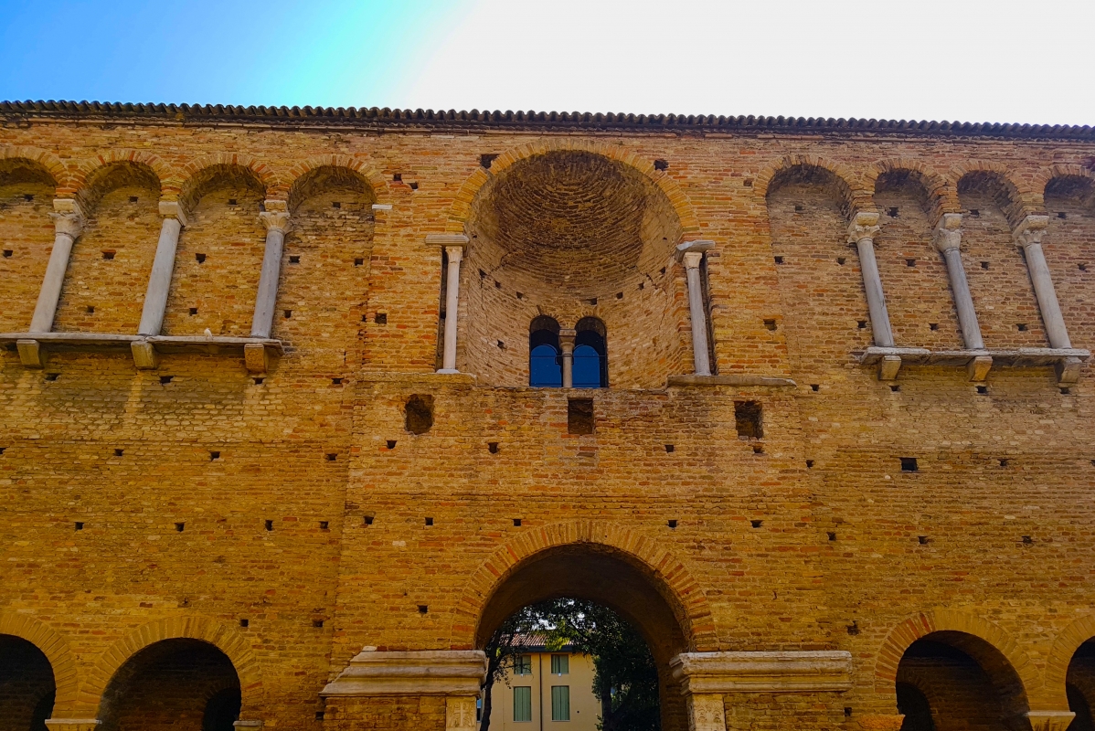 Chiesa di San Salvatore ad Chalchis cosiddetto Palazzo di Teodorico particolare facciata - Opi1010