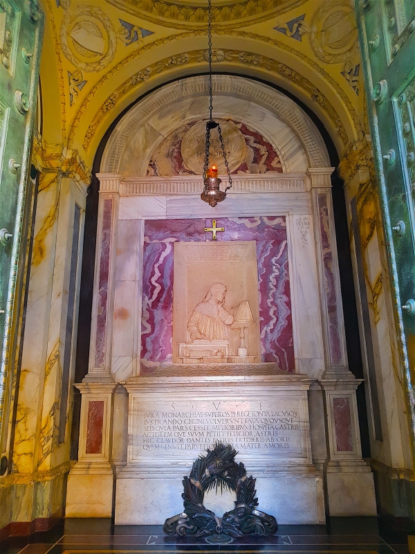 Tomba di Dante interno1 - Opi1010