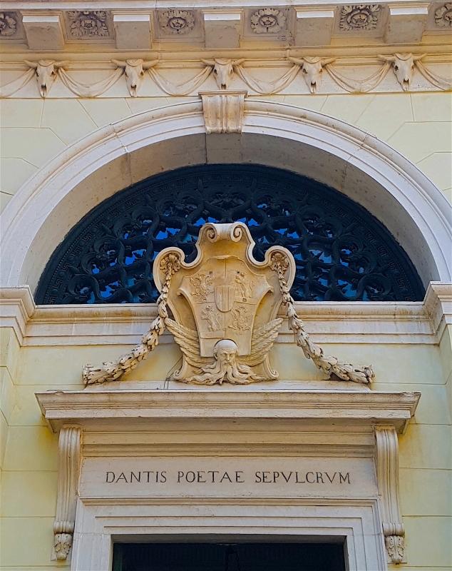 Tomba di Dante dettaglio facciata - Opi1010