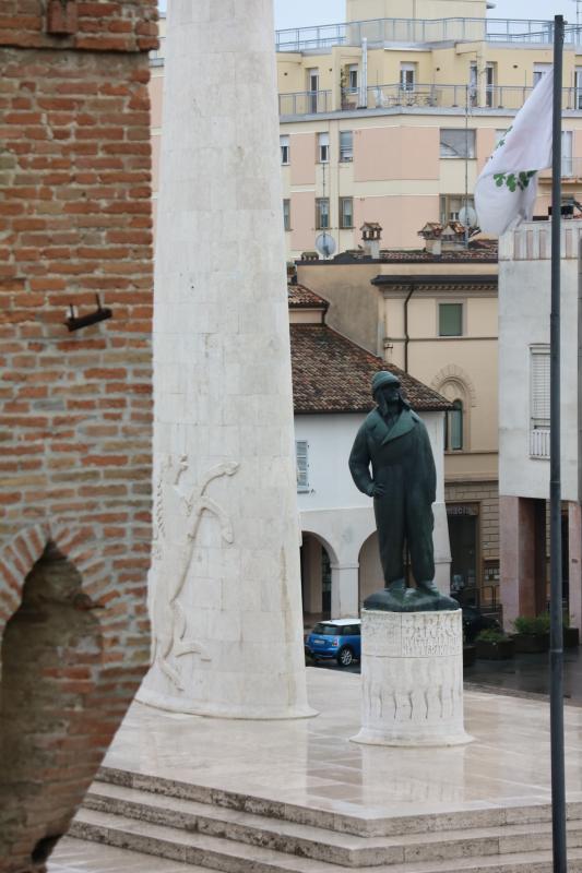 Monumento a Francesco Baracca - visto dalla Rocca estense - Sale e Cioccolato
